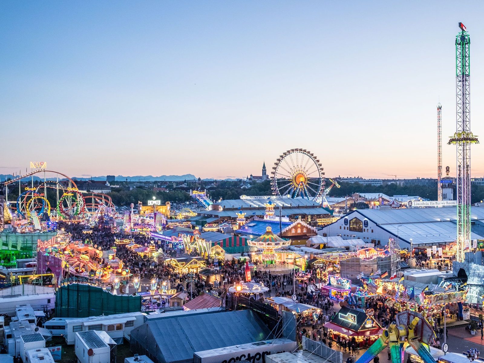 Vue de l’Oktoberfest sur la Theresienwiese à Munich au crépuscule